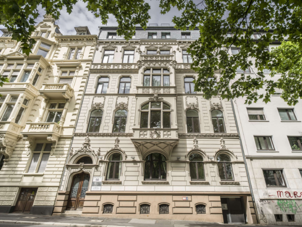 NEU!  GROSSZÜGIGES ALTBAU-WOHNEN – MODERN, ZENTRAL, CHARMANT !