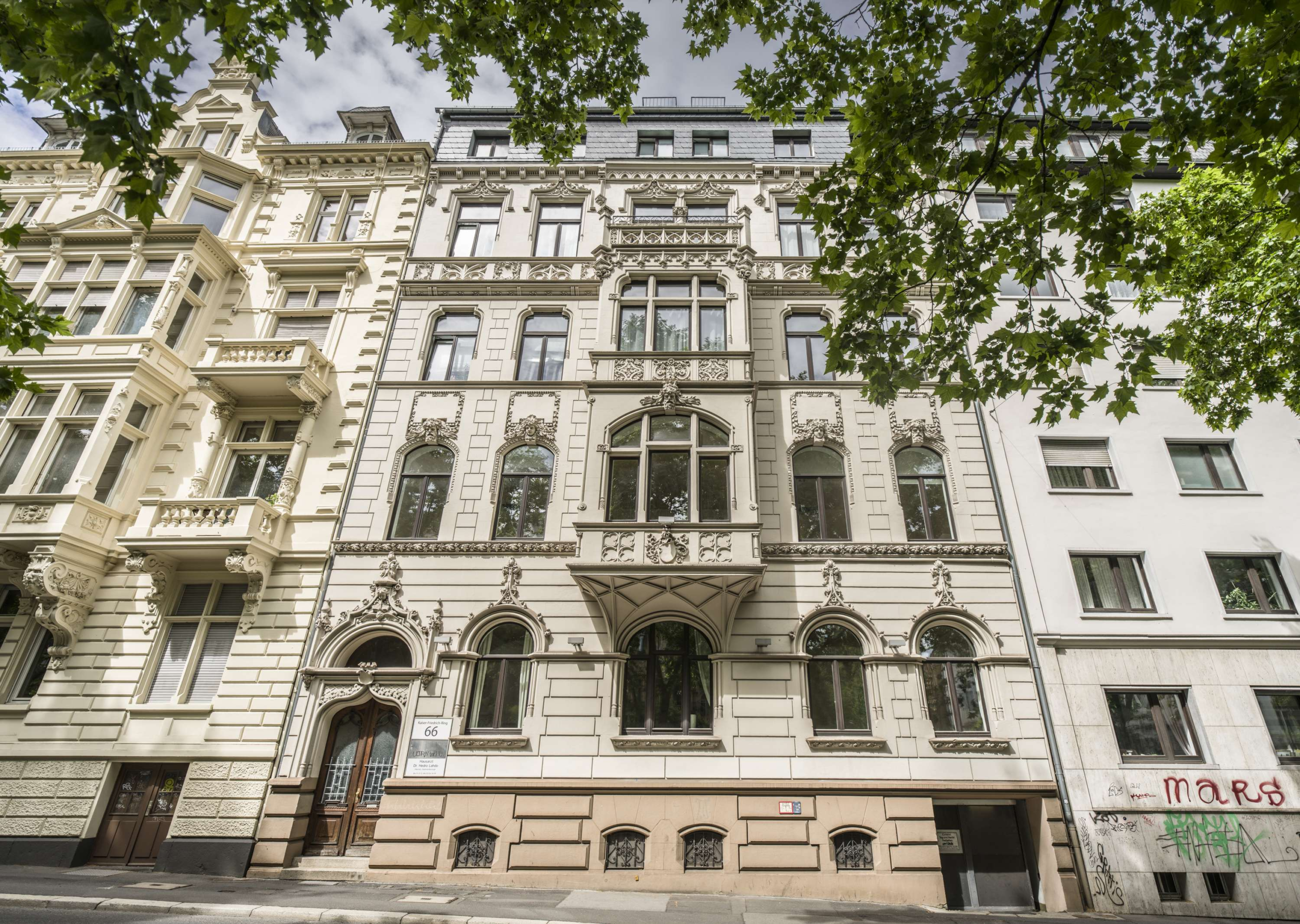 NEU!  GROSSZÜGIGES ALTBAU-WOHNEN – MODERN, ZENTRAL, CHARMANT !