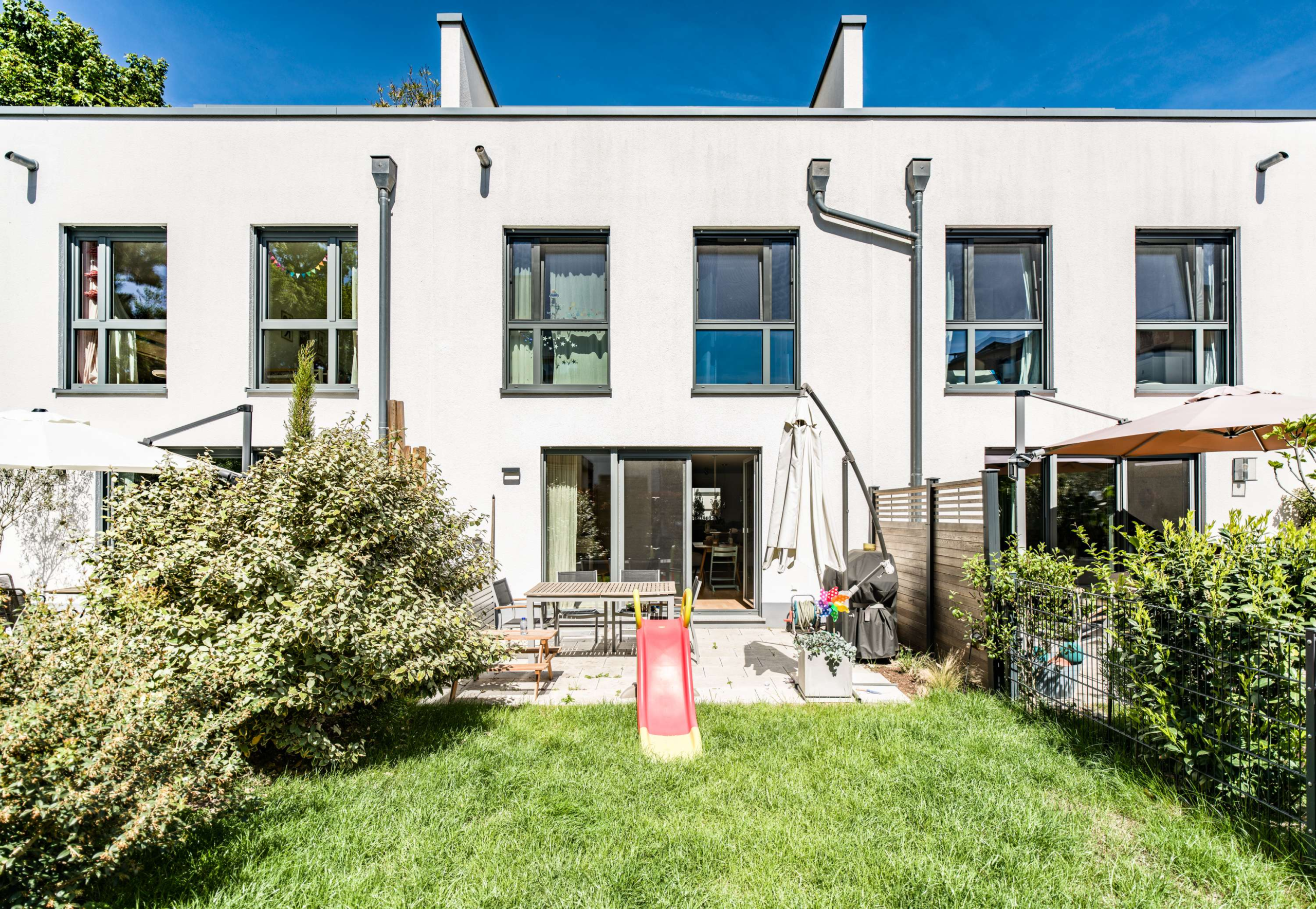 NEU  NEUBAU ZWEITBEZUG DIREKT AM PARK! MIT 2x STELLPLÄTZEN & EBK !