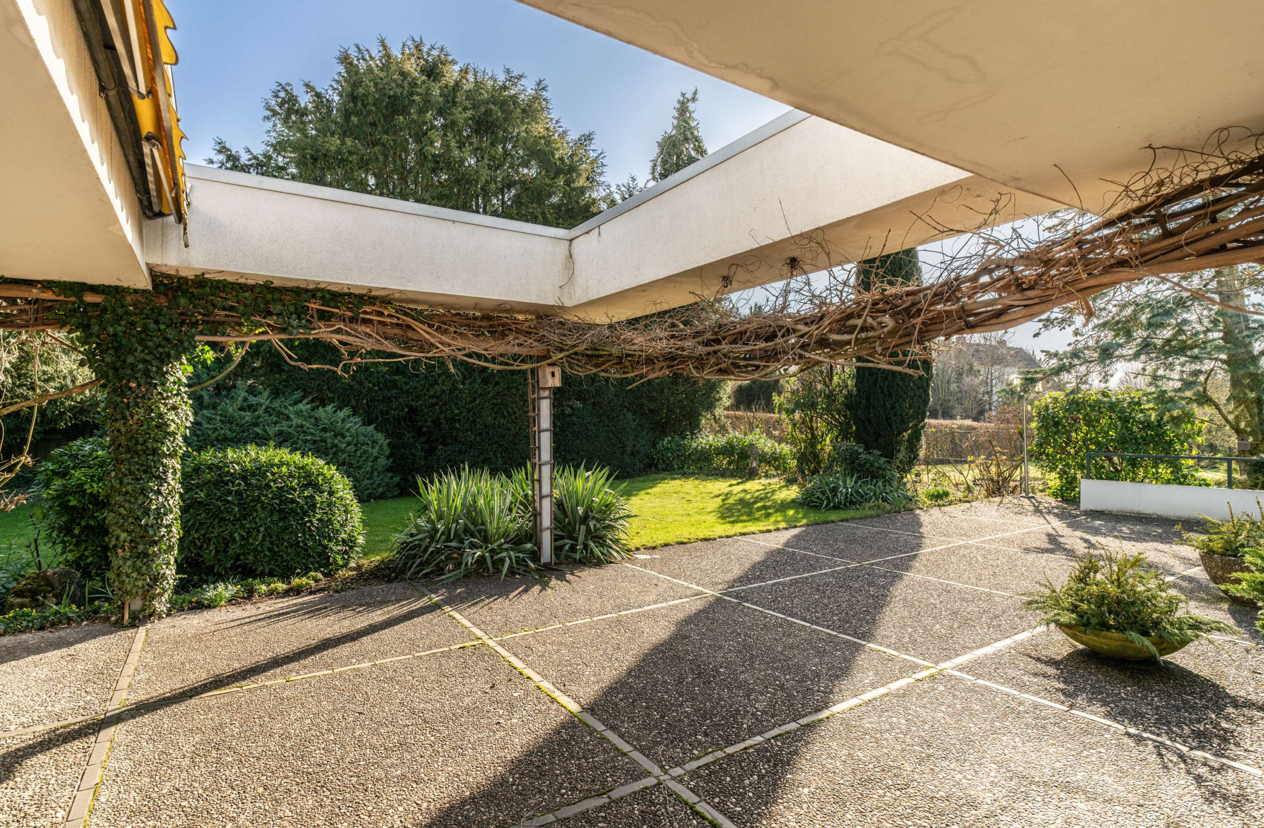 DESIGNERHAUS IN TOP LAGE! WOHN- & NUTZFLÄCHE VON CA. 580 M2!