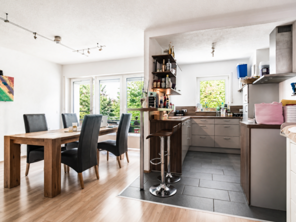 NEU  3-ZIMMERWOHNUNG AM FELD MIT TIEFGARAGE & SÜD-BALKON!