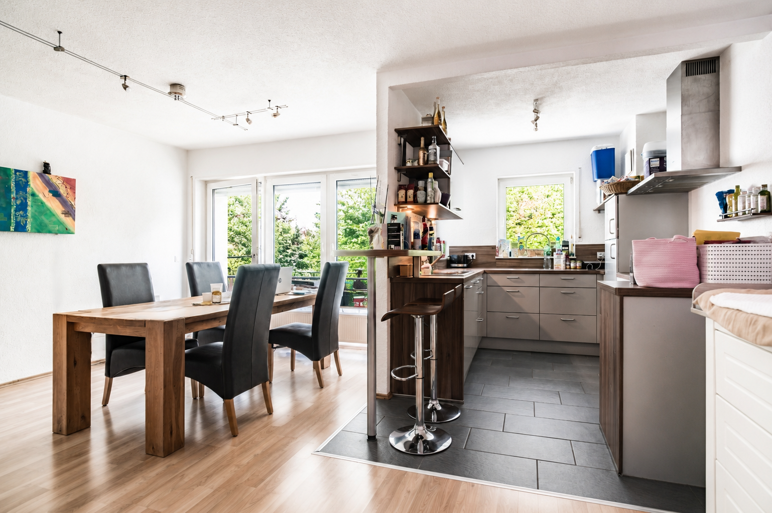 NEU  3-ZIMMERWOHNUNG AM FELD MIT TIEFGARAGE & SÜD-BALKON!