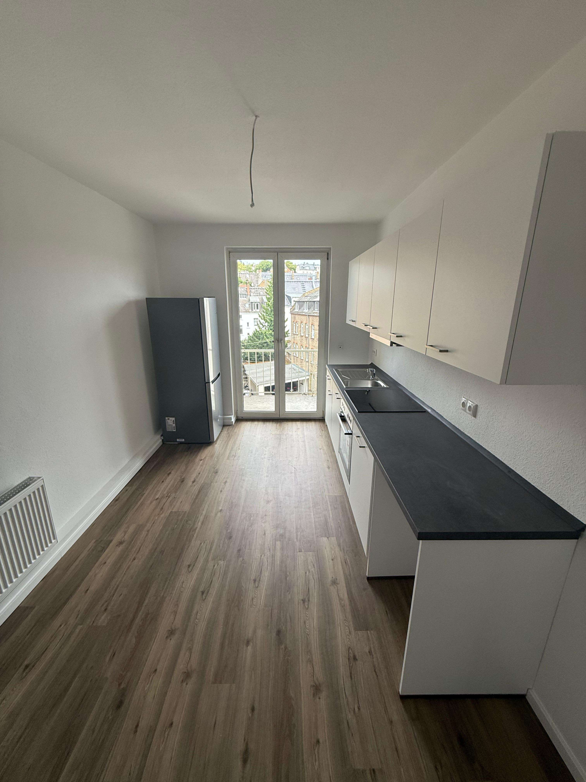 NEU  ! ERSTBEZUG NACH RENOVIERUNG MIT NEUER EINBAUKÜCHE & 2x BALKONE !
