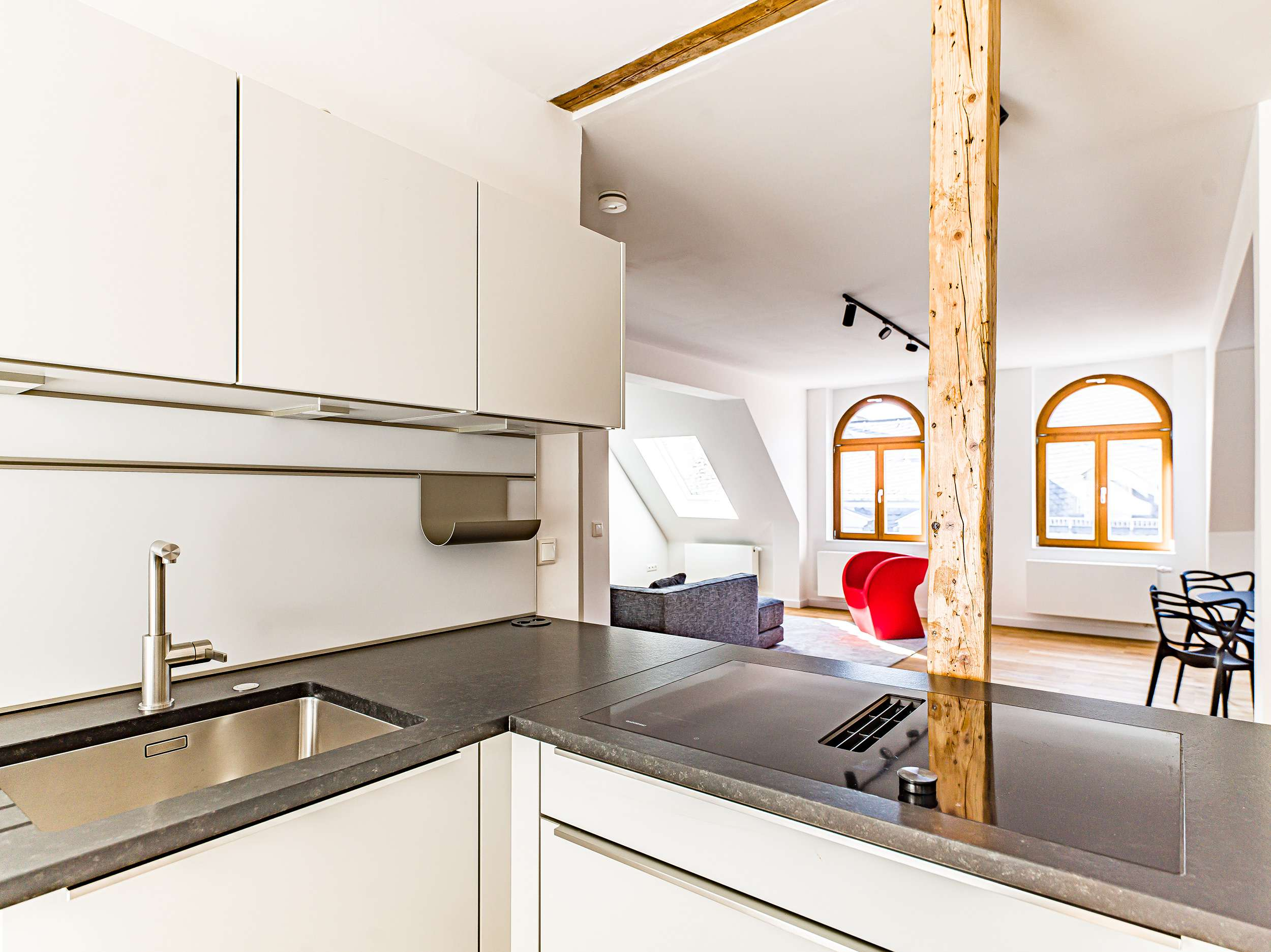 NEU!!  SELTENE CHANCE: CHARMANTE ALTBAUWOHNUNG IN BESTLAGE!