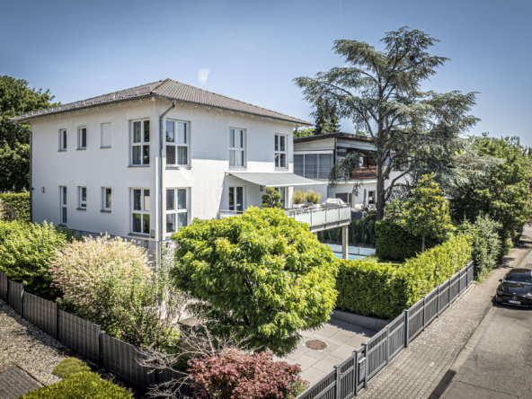 HOCHWERTIGES EINFAMILIENHAUS MIT MODERNSTER TECHNIK UND POOL !