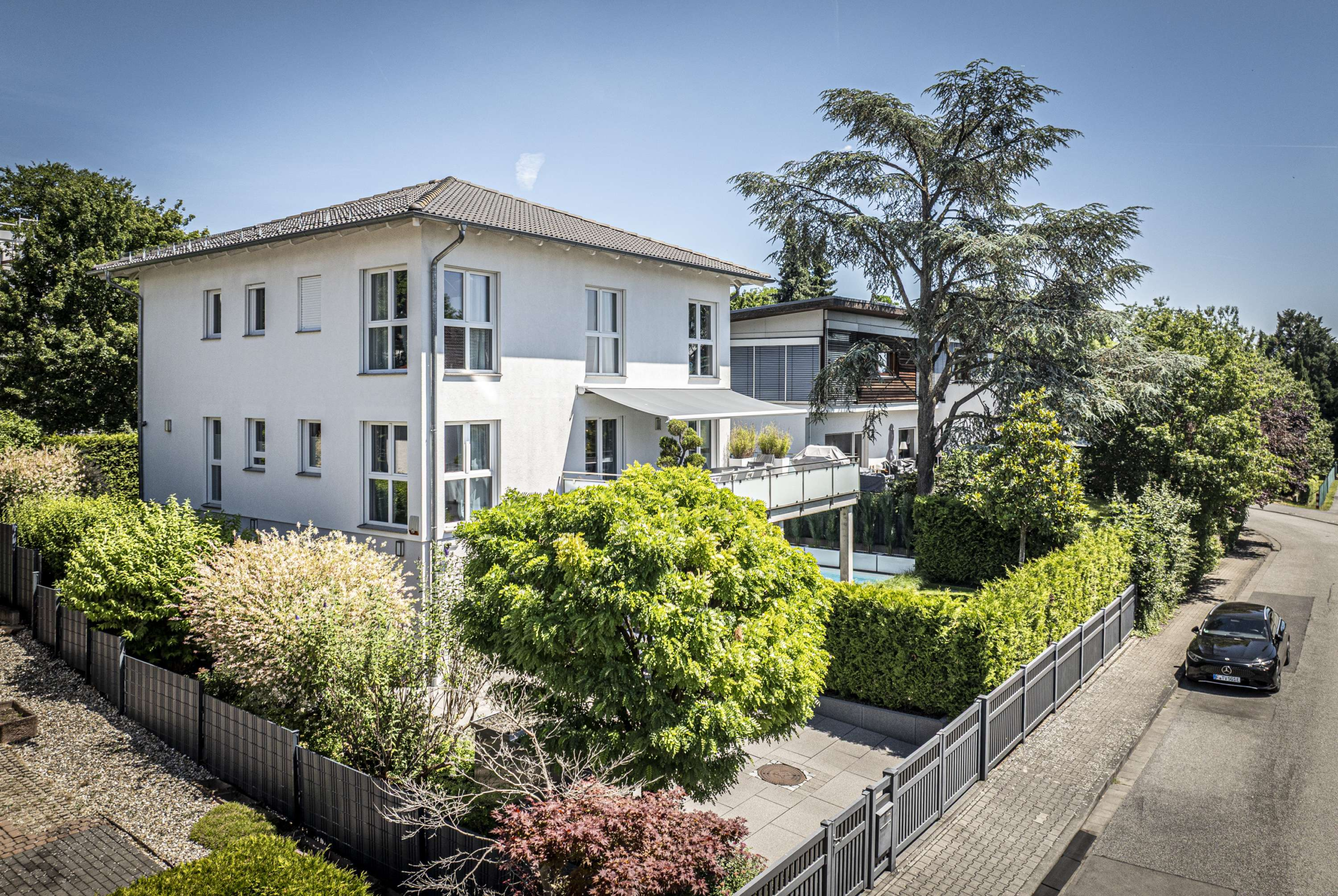 HOCHWERTIGES EINFAMILIENHAUS MIT MODERNSTER TECHNIK UND POOL !