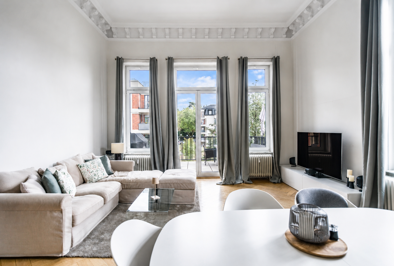 NEU!  2-ZIMMER-TRAUMWOHNUNG IM VILLENVIERTEL MIT STUCK & GROßEM BALKON!