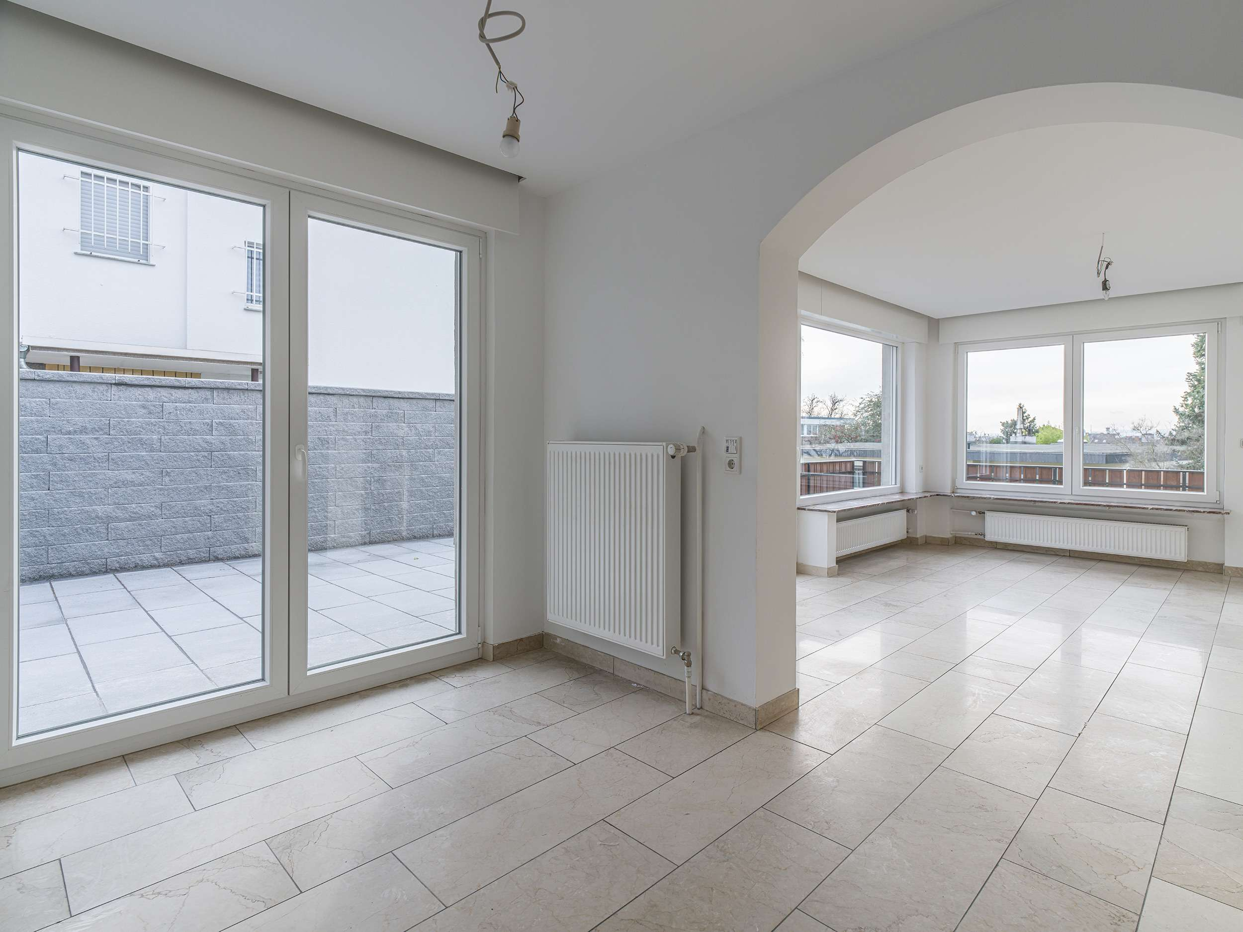 NEU  SANIERTES HAUS MIT EBK & TERRASSE & BALKON UND GARAGE !